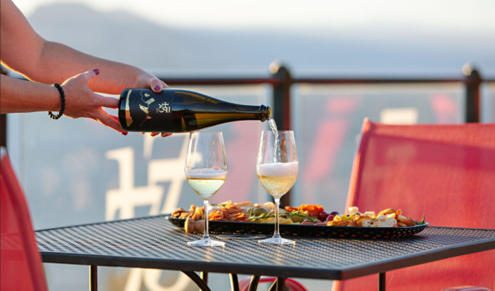 Bench 1775: Bench Patio Bistro